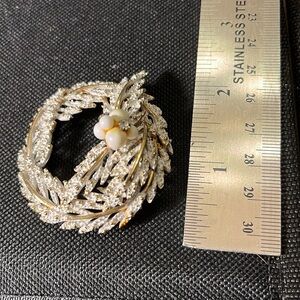 Vintage gold tone, white enameled wreath brooch with rhinestones & white beads